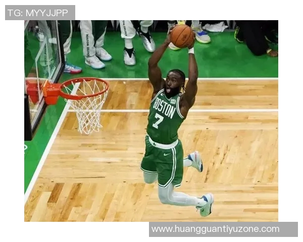 杰伦布朗半场表现全面9分9板6助助力球队攻防两端