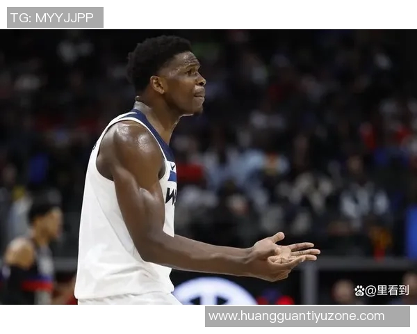 爱德华兹首节状态火热5投4中三分命中率高达60斩获14分 爱德华兹首节状态火热5投4中三分命中率高达60斩获14分